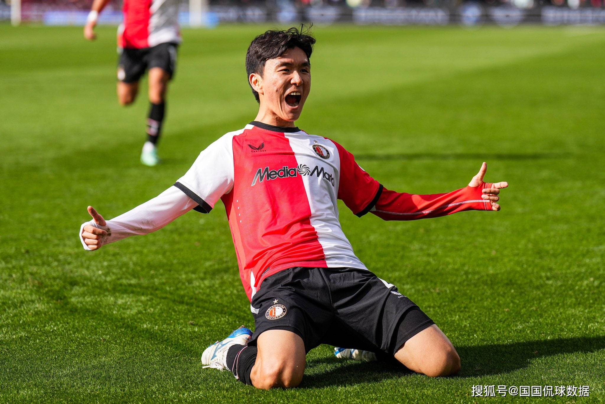  德国杯倒计时，费耶诺德集结日外线爆发，细节引发关注，态度坚定，年轻球员得到机会